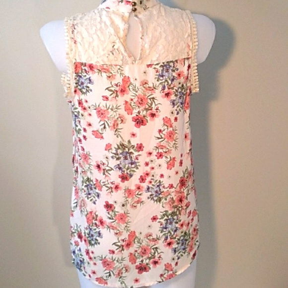 Pretty Floral Print Mock Neck Sleeveless Top with Lace. - Picture 5 of 13